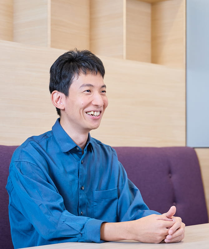 古藤公理の現在の業務内容についてのインタビュー写真