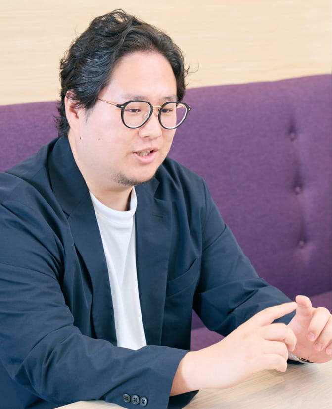 髙安 信⾏の現在の業務内容についてのインタビュー写真