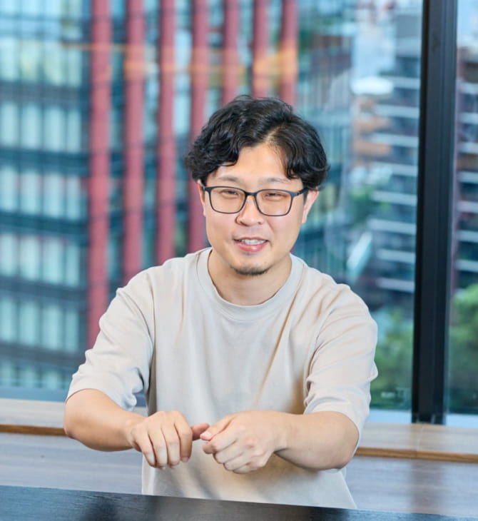 藤井 祐麻の現在の業務内容についてのインタビュー写真